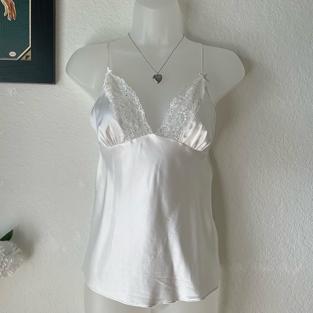 👙$5 Clear Out Sale👛 
Victorias Secret Elegant White Lace Trim Camisole